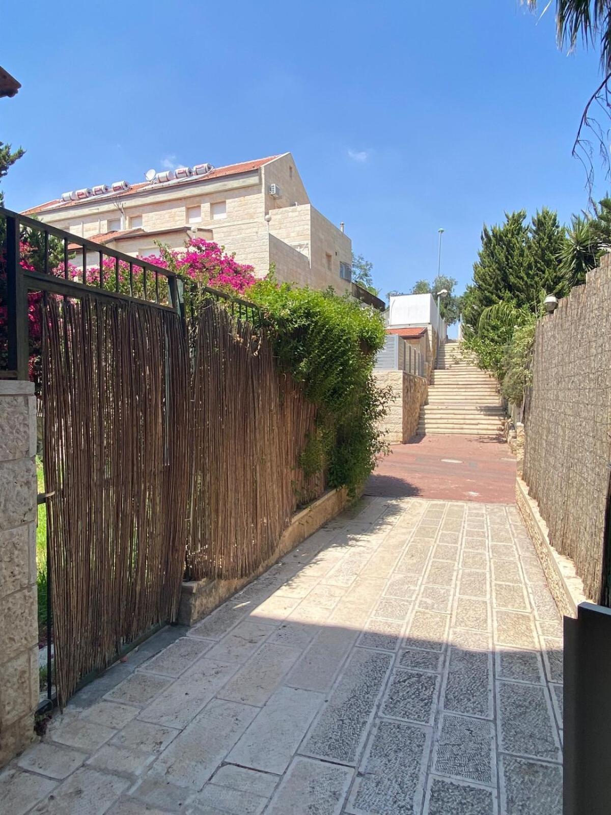 דירת גן מרווחת במיקום מעולה עם נטפליקס חינמי Apartment Ma'ale Adumim ภายนอก รูปภาพ